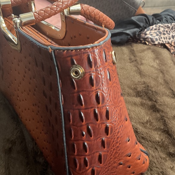 Elegant Brown Leather Handbag - Picture 5 of 5